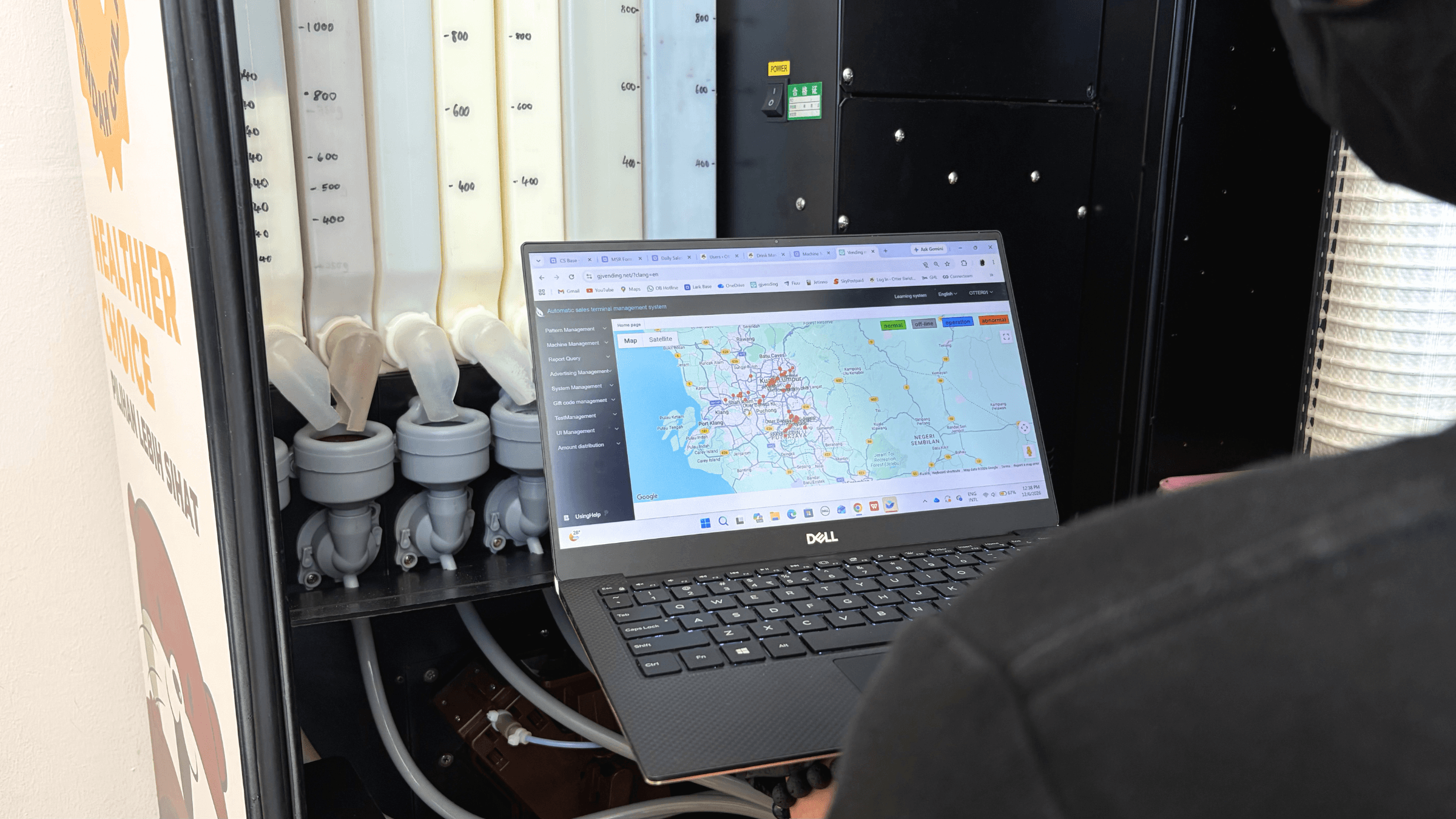 An Otter partner running the ground operation at a machine location